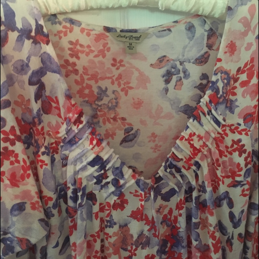 Lucky Brand V Neck Print shirt